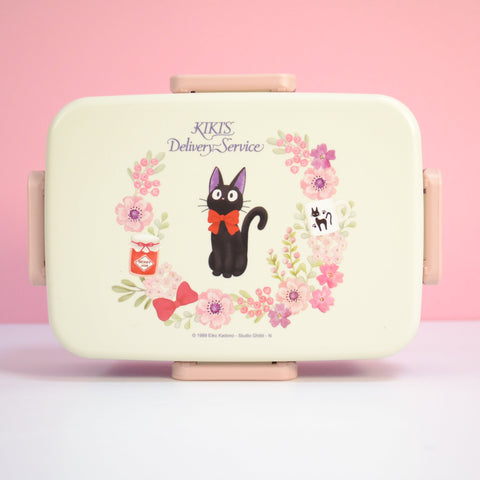 Bento Box Jiji in einem Blumenkranz