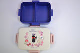 Bento Box Jiji in einem Blumenkranz