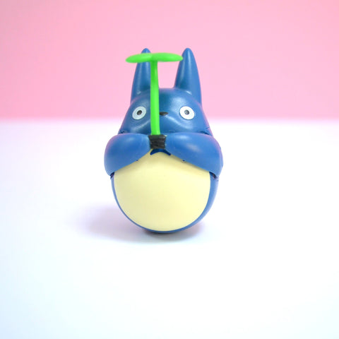 Blauer Totoro mit Blatt - Wackelfigur