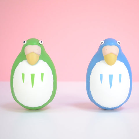 Der Junge und der Reiher - Wackelfigur Wellensittich