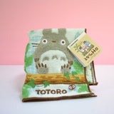 Mini Handtuch - Totoro auf Baumstamm sitzend