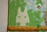 Mini Handtuch - Totoro auf Baumstamm sitzend